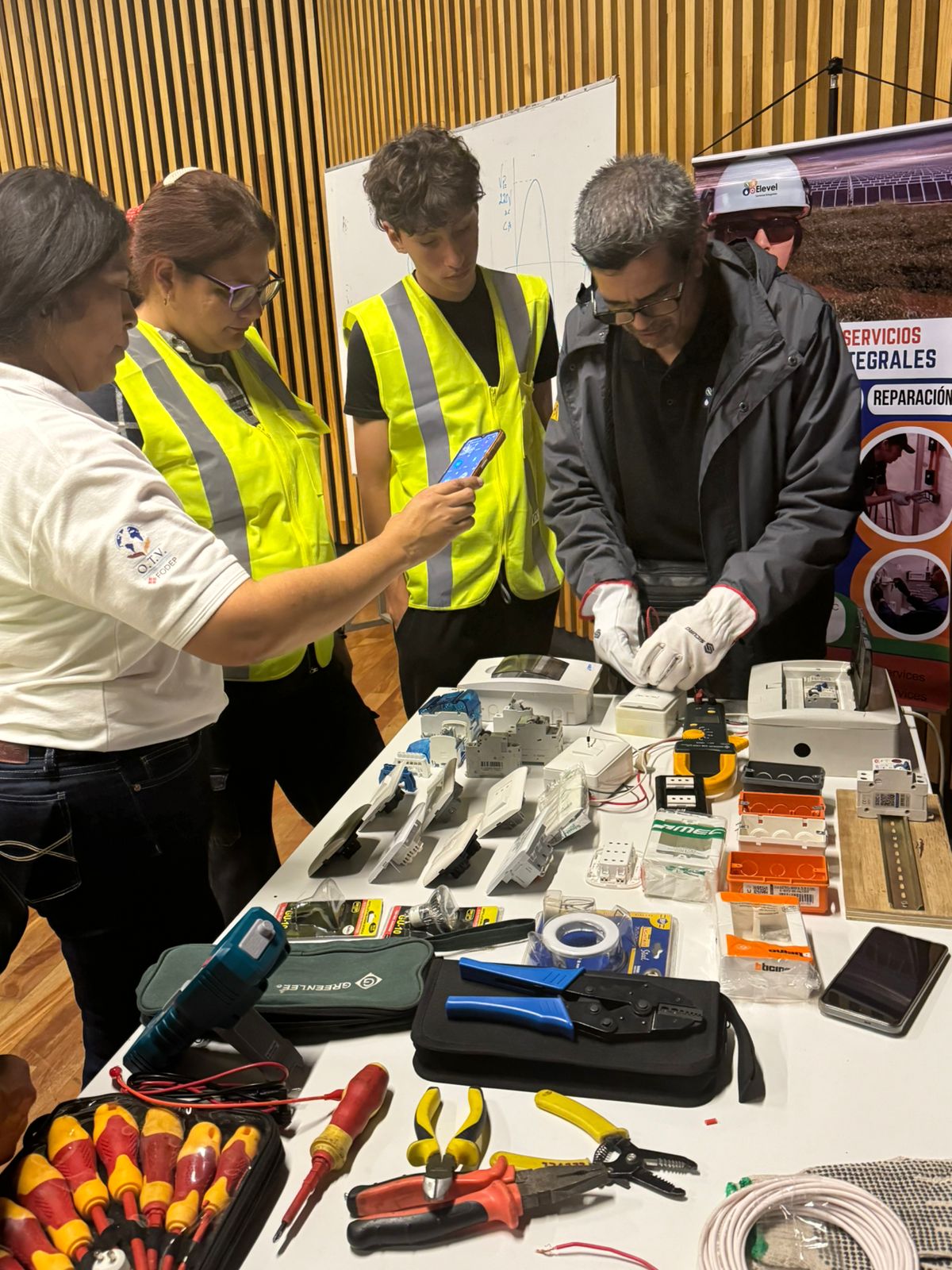 Mujer Energía: instalaciones eléctricas domiciliarias